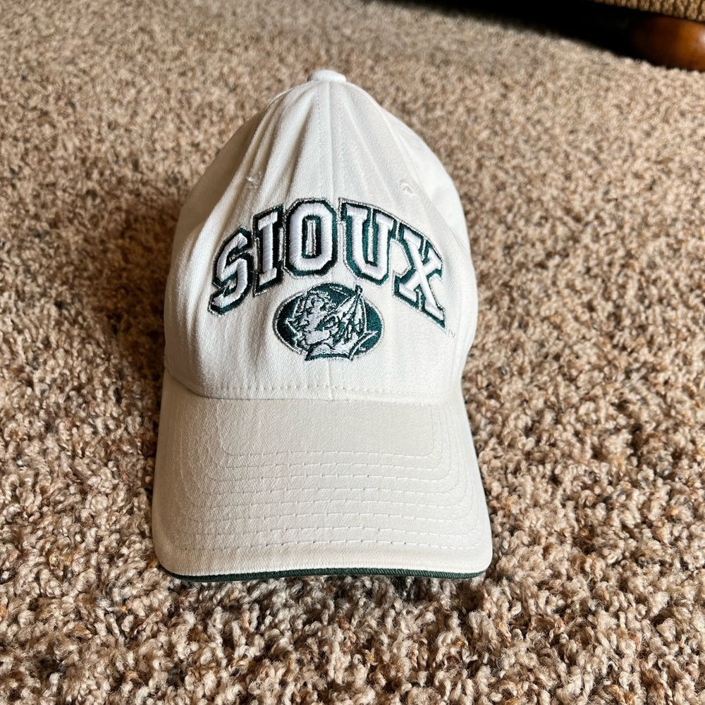 Vintage UND Fighting Sioux hat